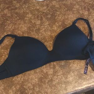 Victoria’s Secret wireless seamless NWOT.   38C